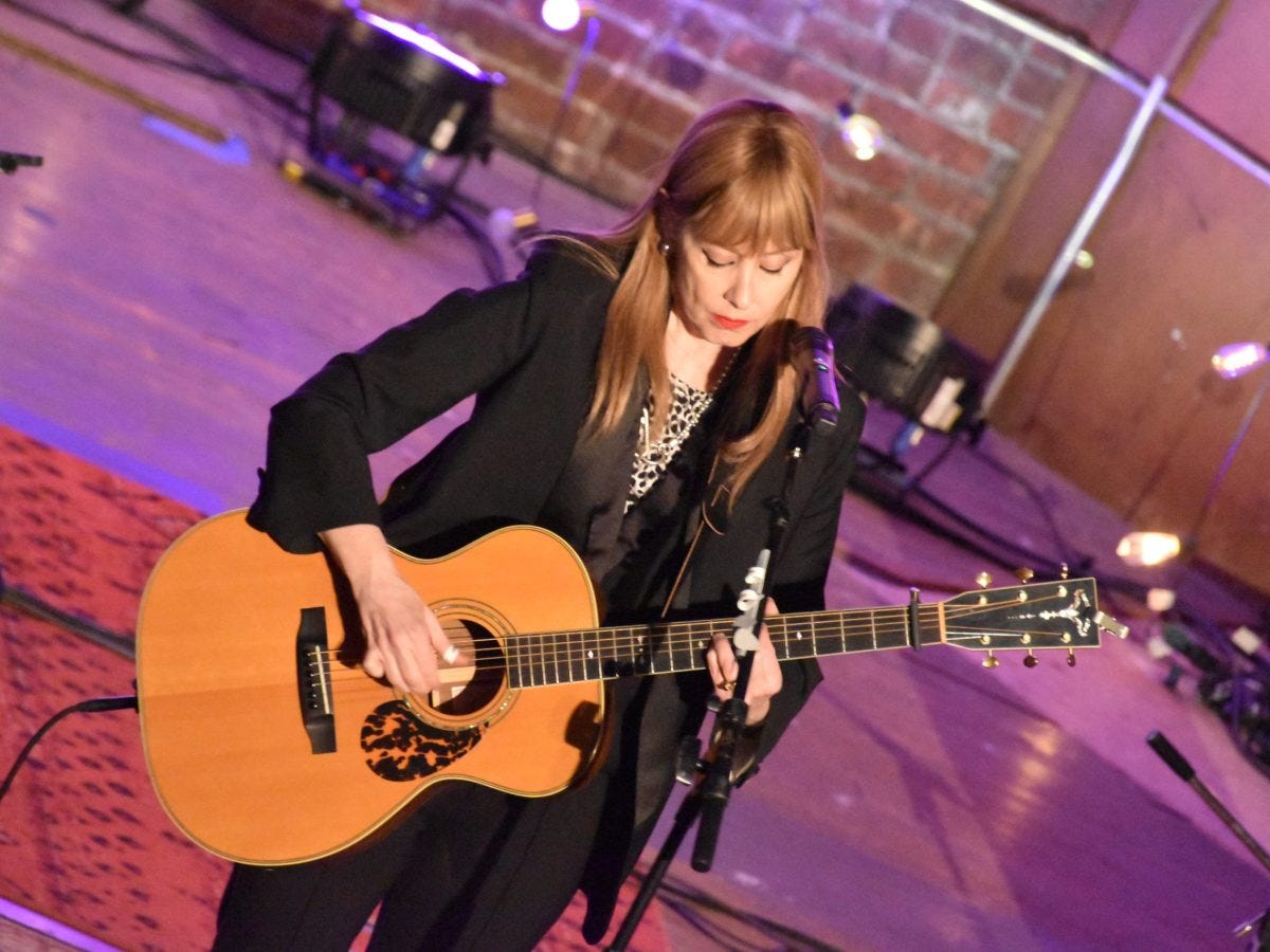 Concert Review and Photos: Suzanne Vega sparkles at Jane Pickens