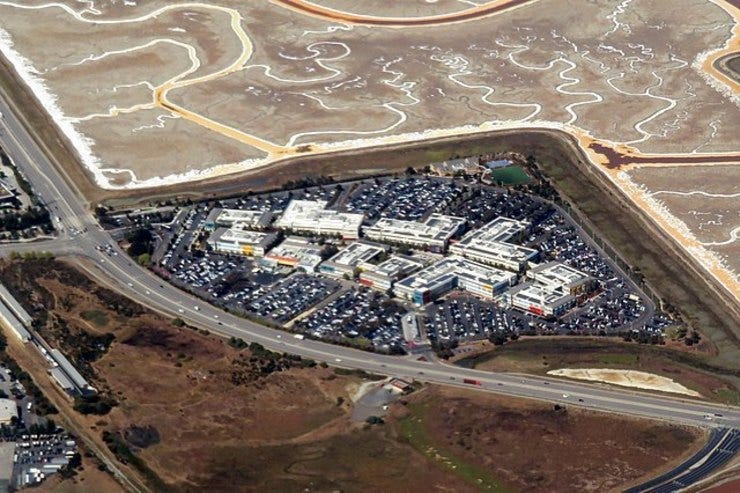 Luchtfoto van de Facebookcampus in Californië (CC BY-SA 3.0 via Wikimedia)