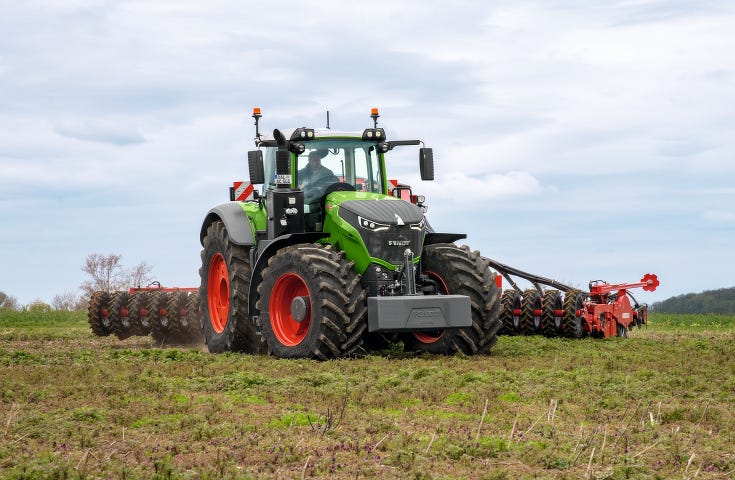 Egy gazda egy Fendt 1000 Varióval és egy Horsch vetőgéppel halad a szántóföldön.