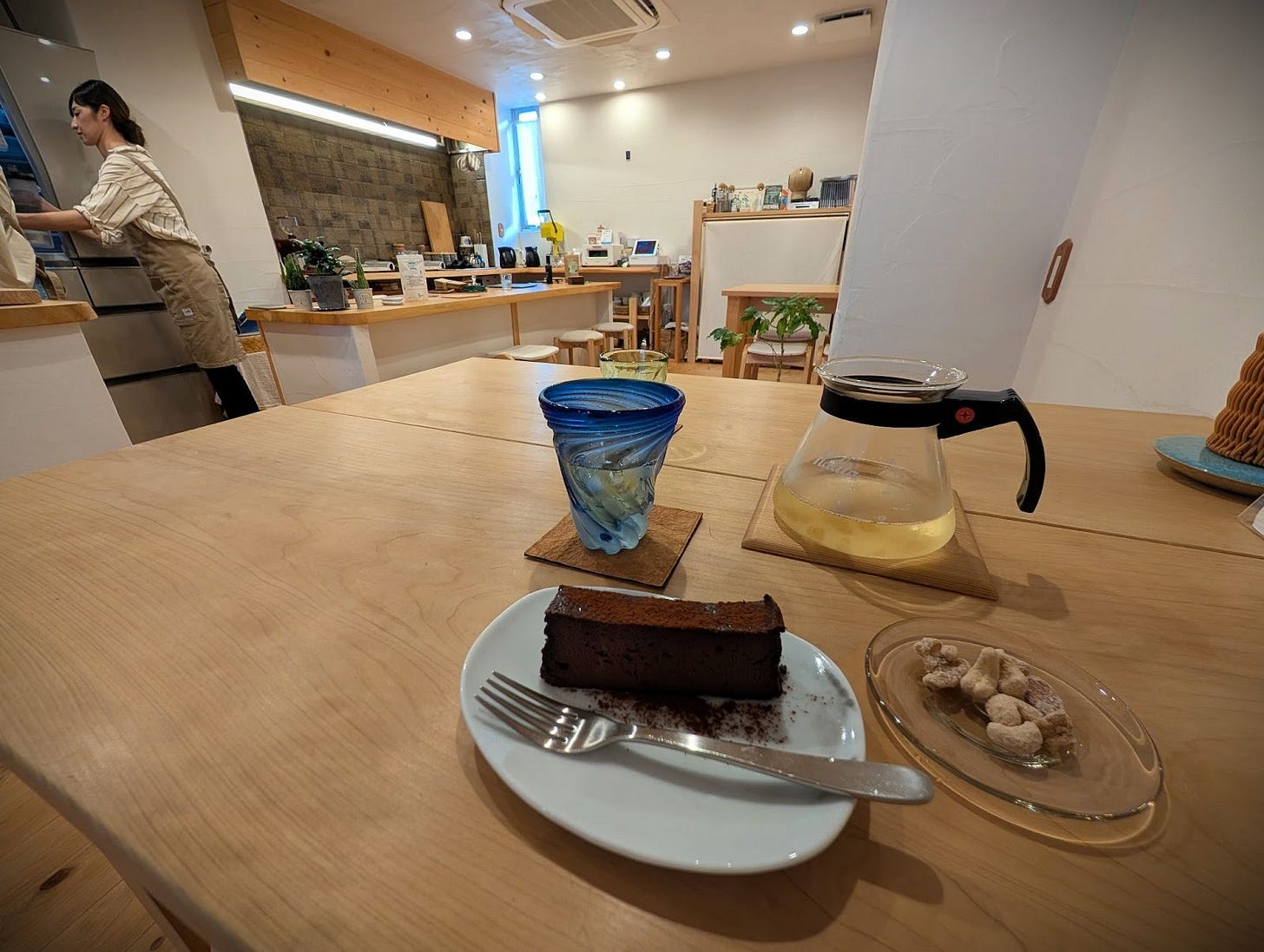 Questo eccellente negozio di tè a Kagurazaka, la "Piccola Parigi" di Tokyo, sembrava come essere nella cucina di qualcuno perché probabilmente era la cucina di qualcuno.