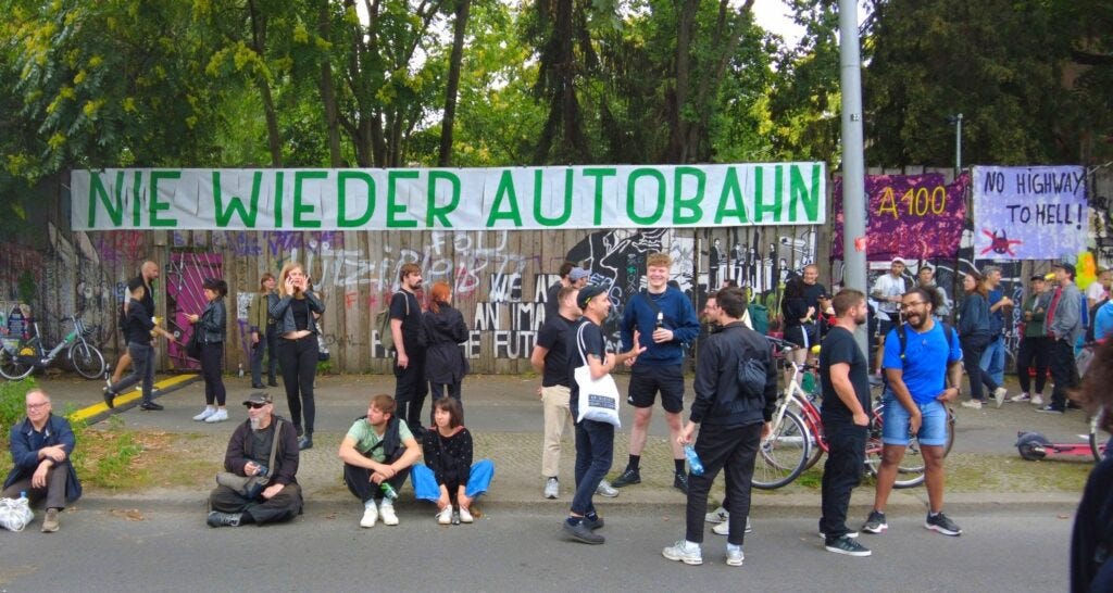 A100 wegbassen - Protest-Rave gegen den Ausbau der Autobahn A100 in Berlin