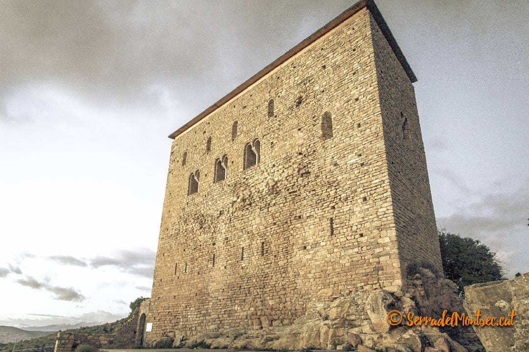 Castell de Llordà, castell i palau d'Arnau Mir de Tost i Arsenda d’Àger. Ocupa un lloc estratègic i és sempre present en el paisatge de la Conca Dellà. Isona i Conca Dellà, Montsec de Rúbies. Pallars Jussà. Lleida, Catalunya.