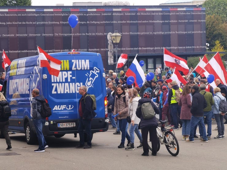 Der Auf1-Kastenwagen und russische Fahnen bei der Corona-Demo am vergangegen Sonntag in Wien.