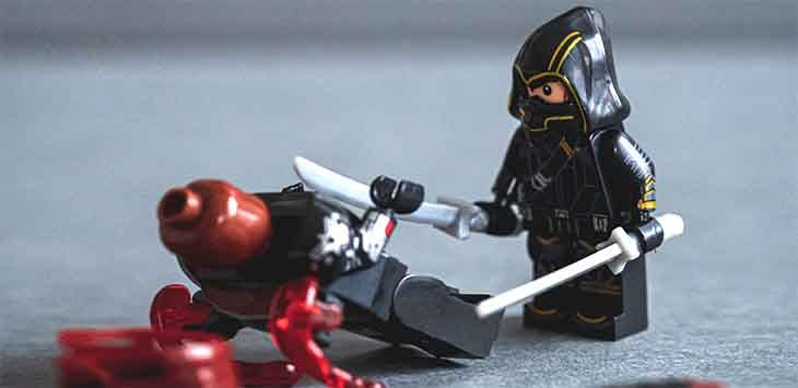 Photo of two Palymobil figurines having a sword fight.