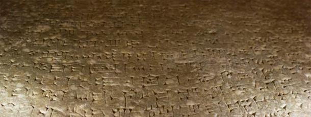 Escritura cuneiforme en la parte posterior de un Lamassu (CC BY-SA 3.0)