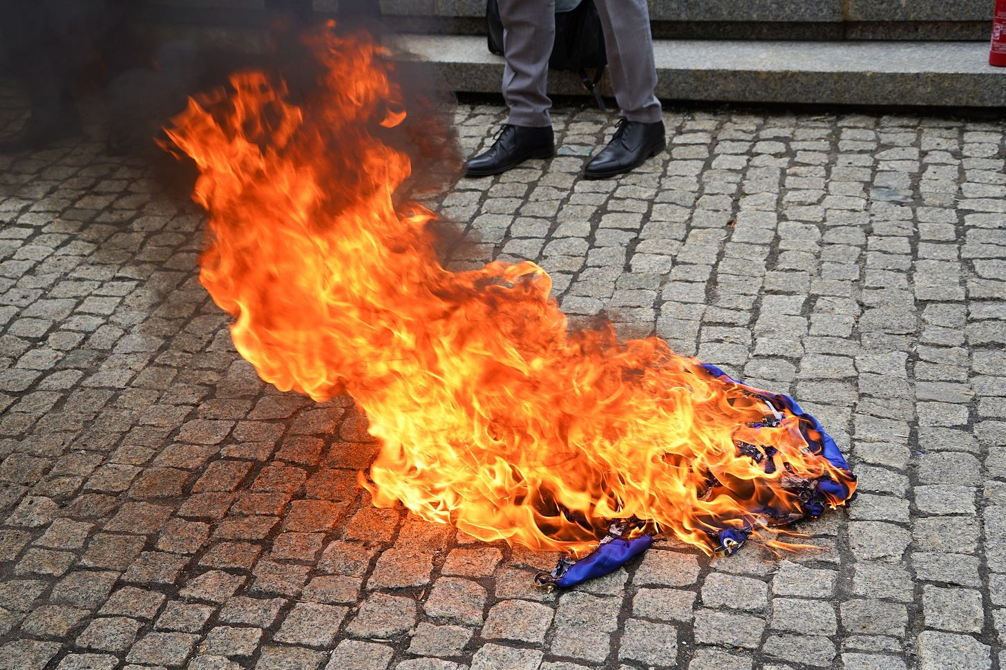 Lehet, hogy egy kép erről: 1 személy és tűz
