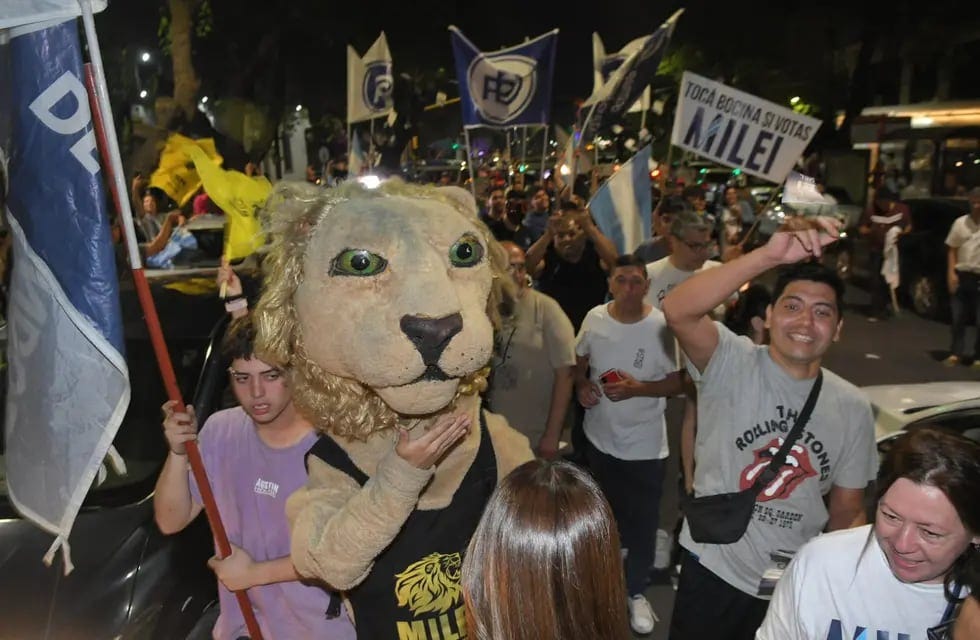 Video: el triunfo de Milei se celebró en el centro de Mendoza con  disfraces, bocinazos, cantos y banderas