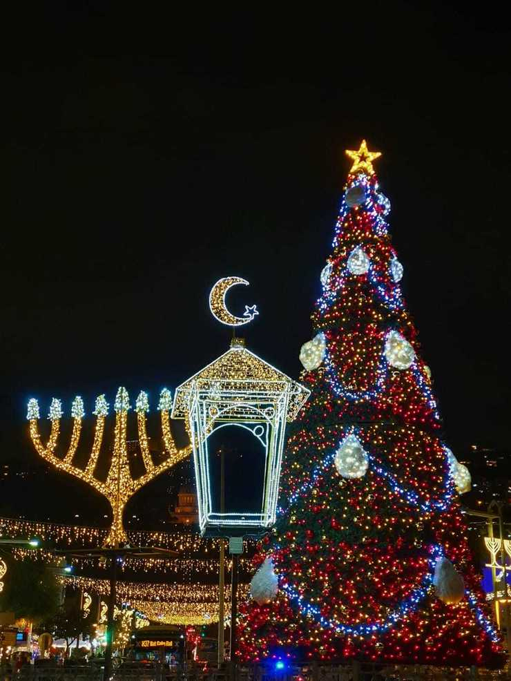 Die Stadt Haifa in Israel im Lichterglanz