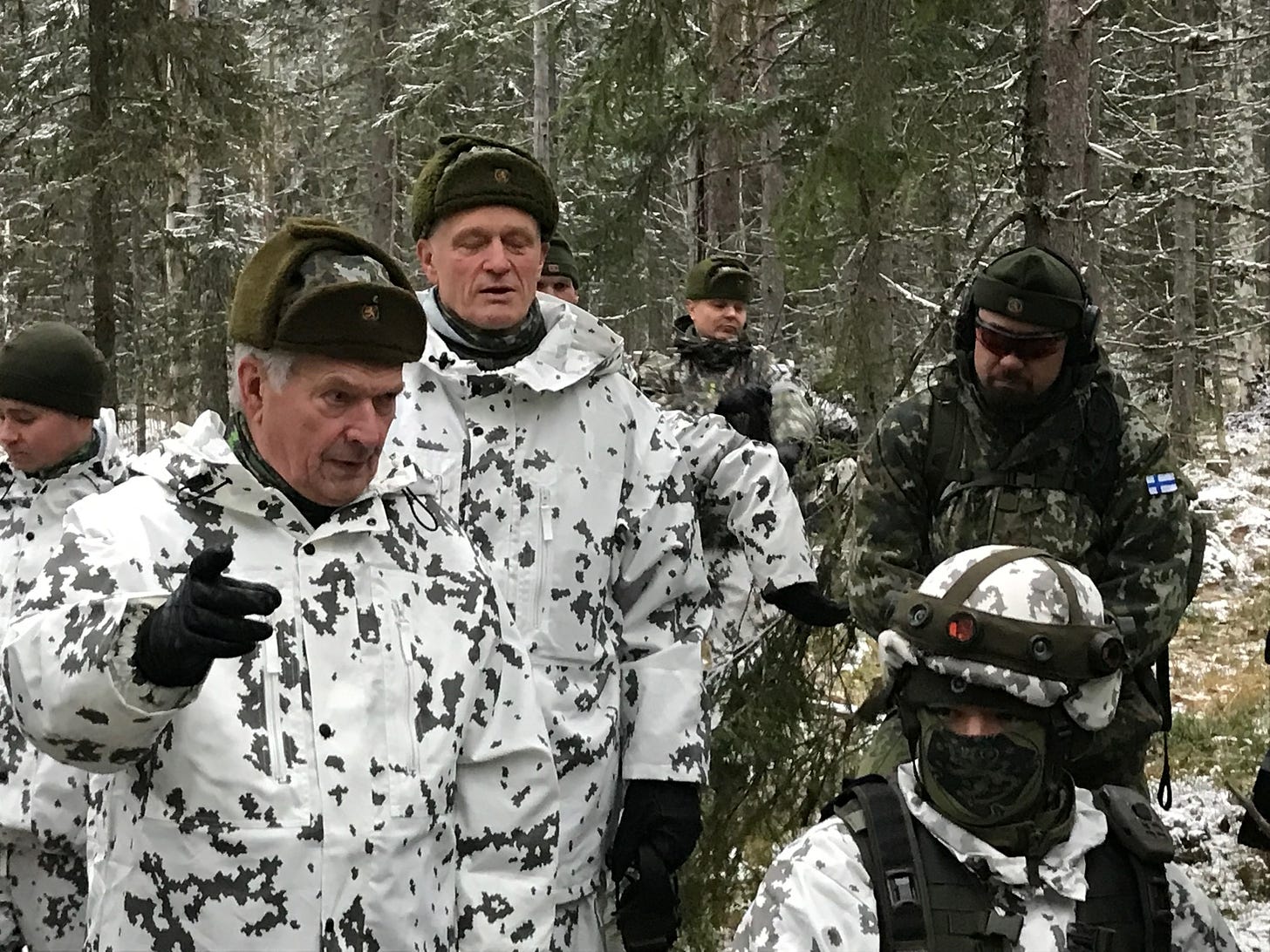 Finnlands Präsident Sauli Niinistö bei einem Manöver nahe der russischen Grenze
