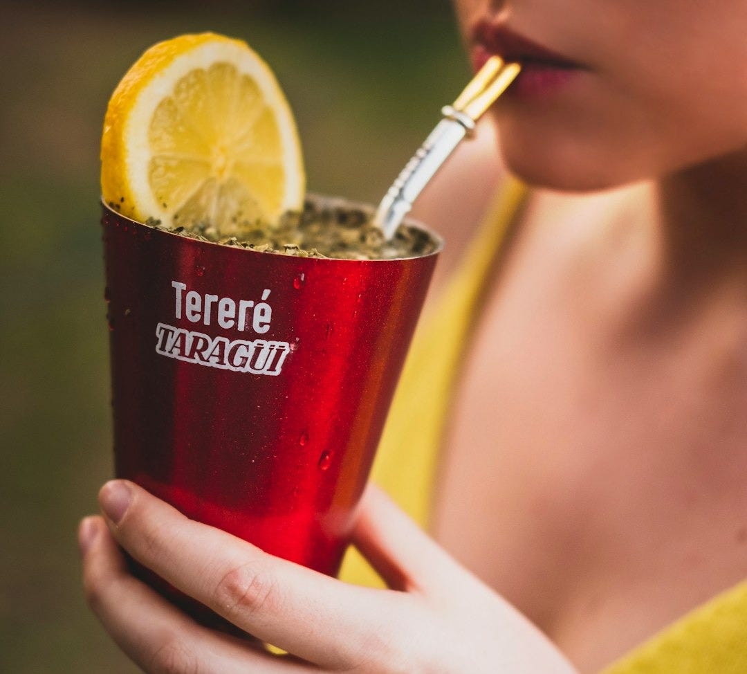 Bebida que combina yerba mate Taragüi, hielo y agua