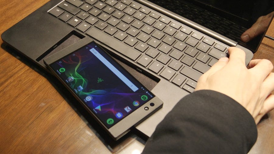 Un smartphone prenant la place du pavé tactile d'un laptop