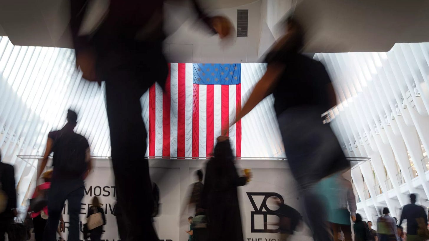 Emberek sétálnak el az amerikai zászló mellett New Yorkban - RIA Novosti, 1920, 2025.04.30.