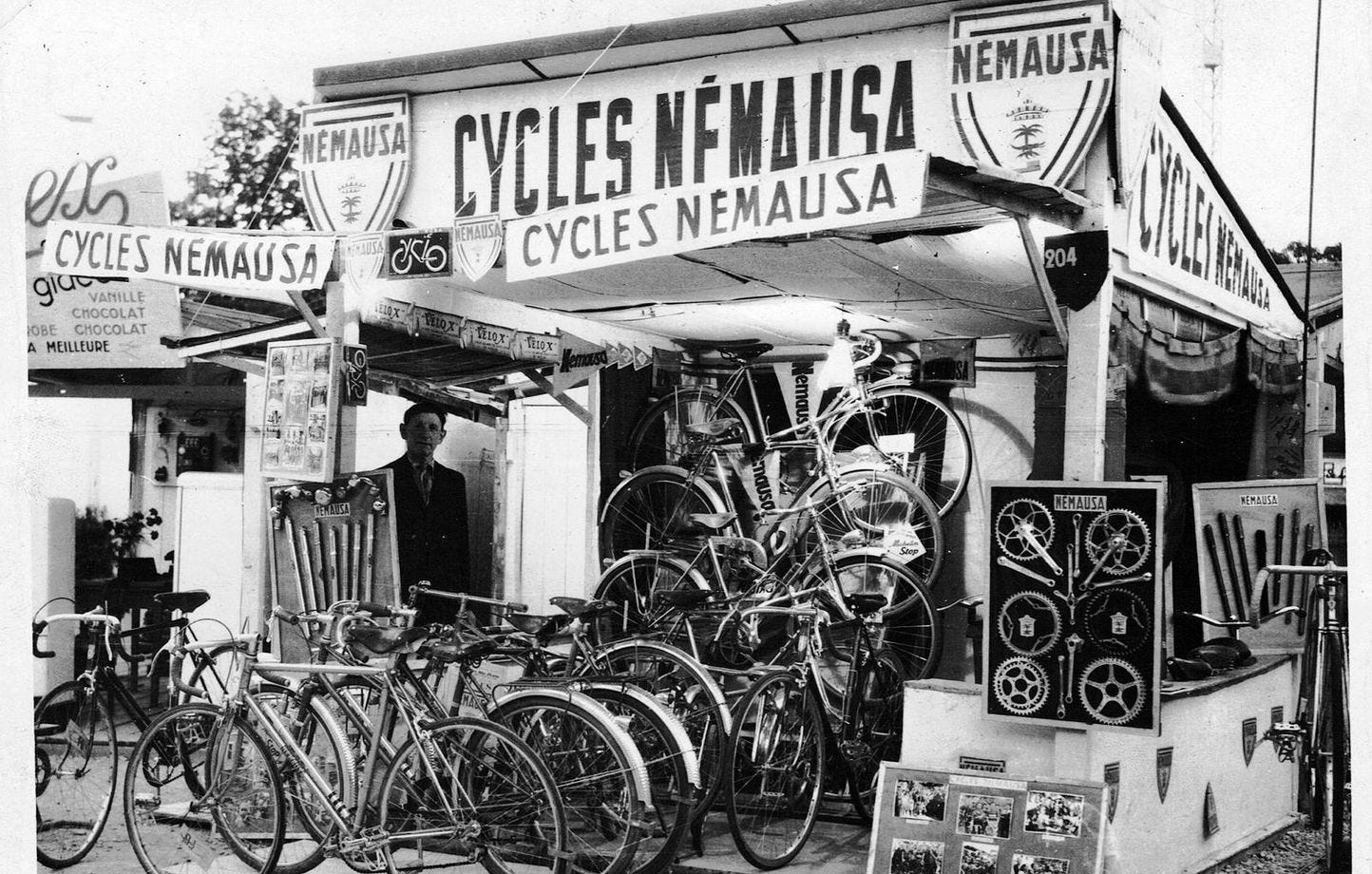 Photo ancienne de la boutique cycles nemausa