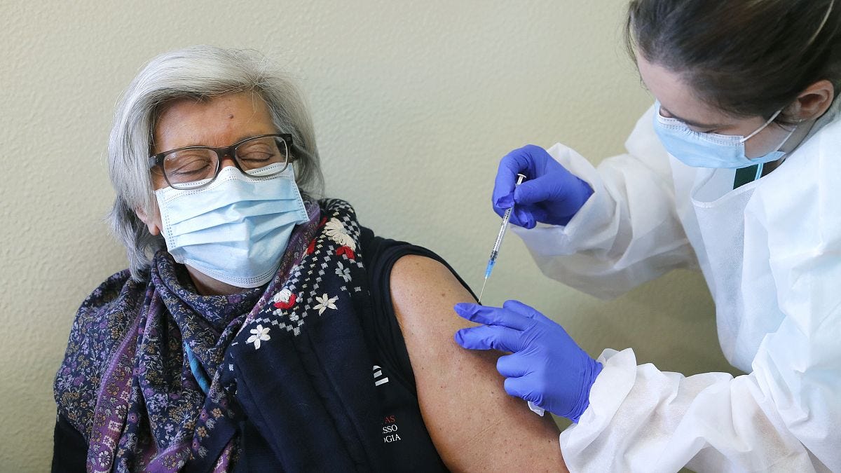 Védőoltás: az idősek, az egészségügyi dolgozók és a vezető politikusok a  sor elején | Euronews