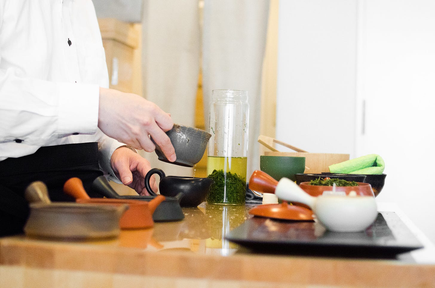 ID: Making tea at Chachanoma in Tokyo