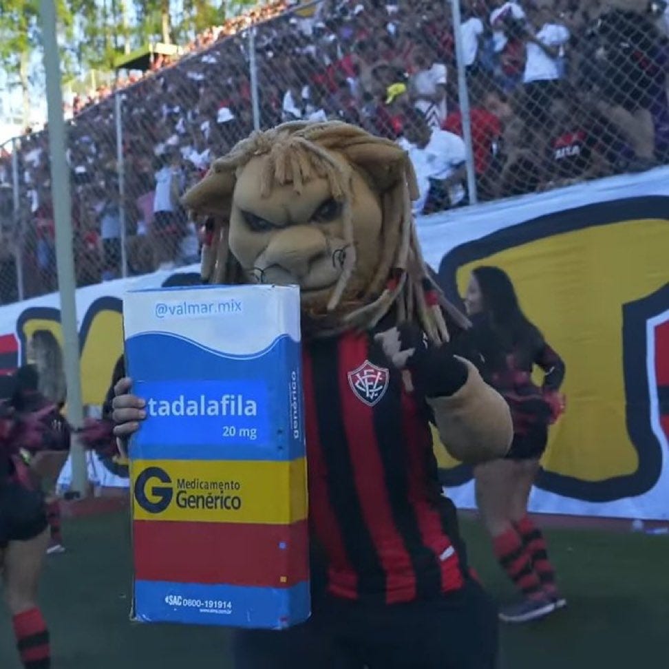 O mascote do Vitória, um Leão rastafari, segura uma caixa gigante do remédio genérico Tadalafila e quando sai gol, levanta pra torcida.
