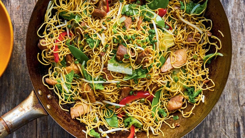 Un chow mein prêt à être dégusté dans un wok.