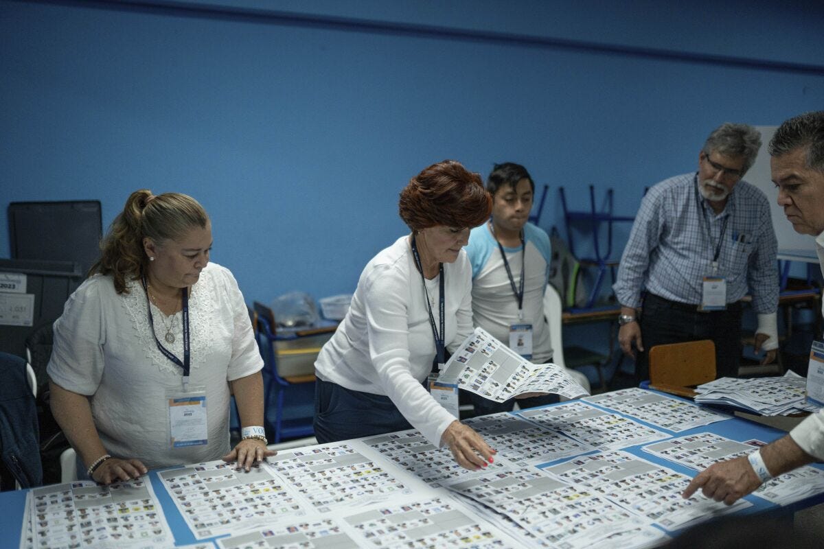 Les agents électoraux comptent les bulletins de vote après la fermeture des bureaux de vote lors des élections générales à Guatemala, le dimanche 25 juin 2023. (Santiago Billy / Associated Press)