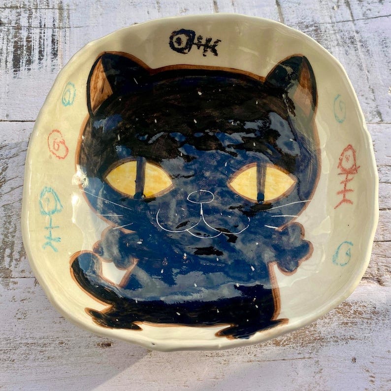 Gato negro hecho a mano placa de cerámica pintada a mano. imagen 1