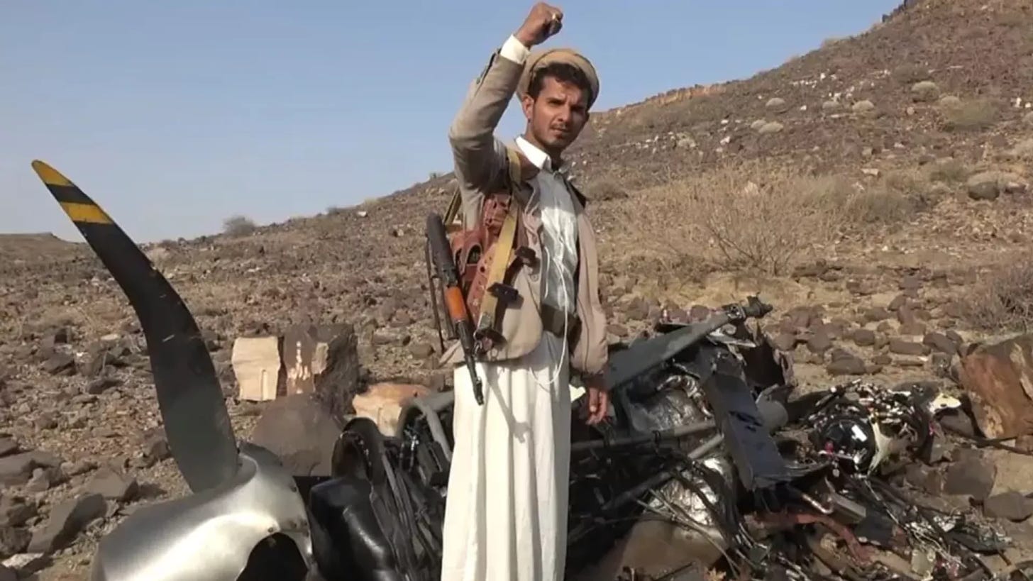 Houthi fighter poses in front of wreckage of US military MQ-9 Reaper drone shot down over Yemen. File photo. - Sputnik International, 1920, 14.09.2024