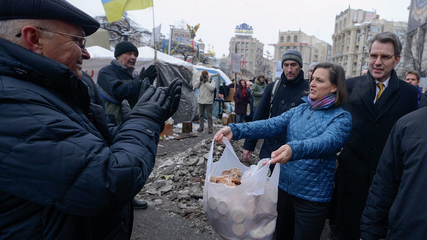 U.S. Assistant Secretary for European and Eurasian Affairs Victoria Nuland and Ambassador to Ukraine Geoffrey Pyatt, offering cookies and (behind the scenes) political advice to Ukraine's Maidan activists and their leaders. - Sputnik International, 1920, 05.02.2025