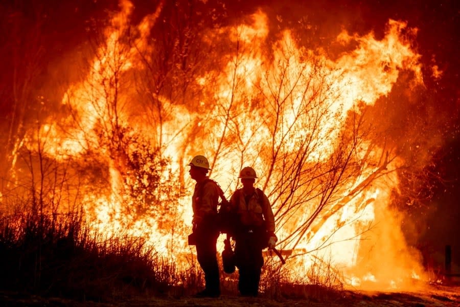 Kenneth Fire near Calabasas almost completely contained