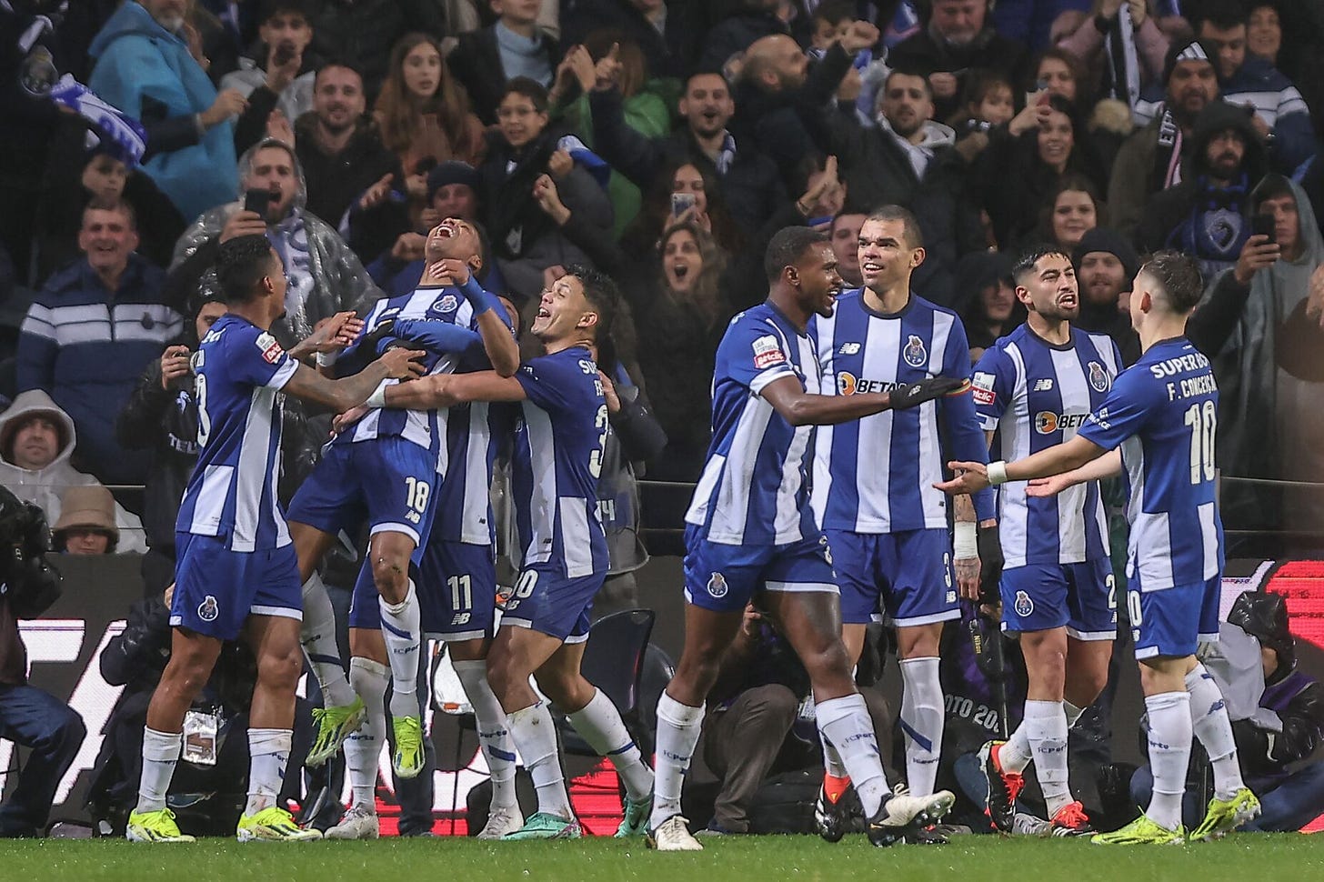 FC Porto goleia Benfica por 5-0. Sporting é o novo líder do campeonato