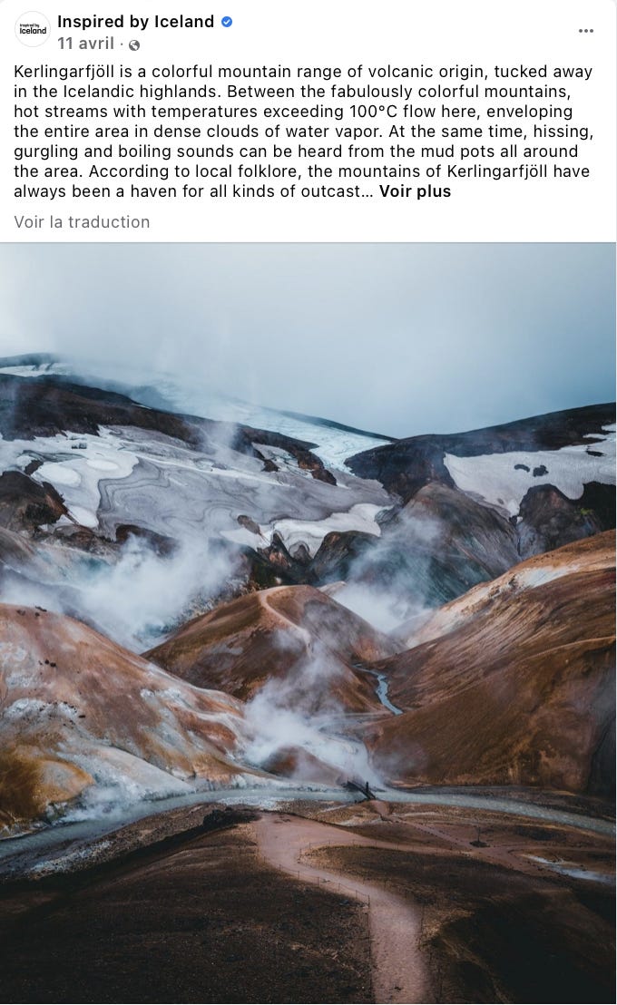 Montagne de Kerlingarfjöll. Couleurs bleues, blanches, marron. De la fumée émane de la montagne