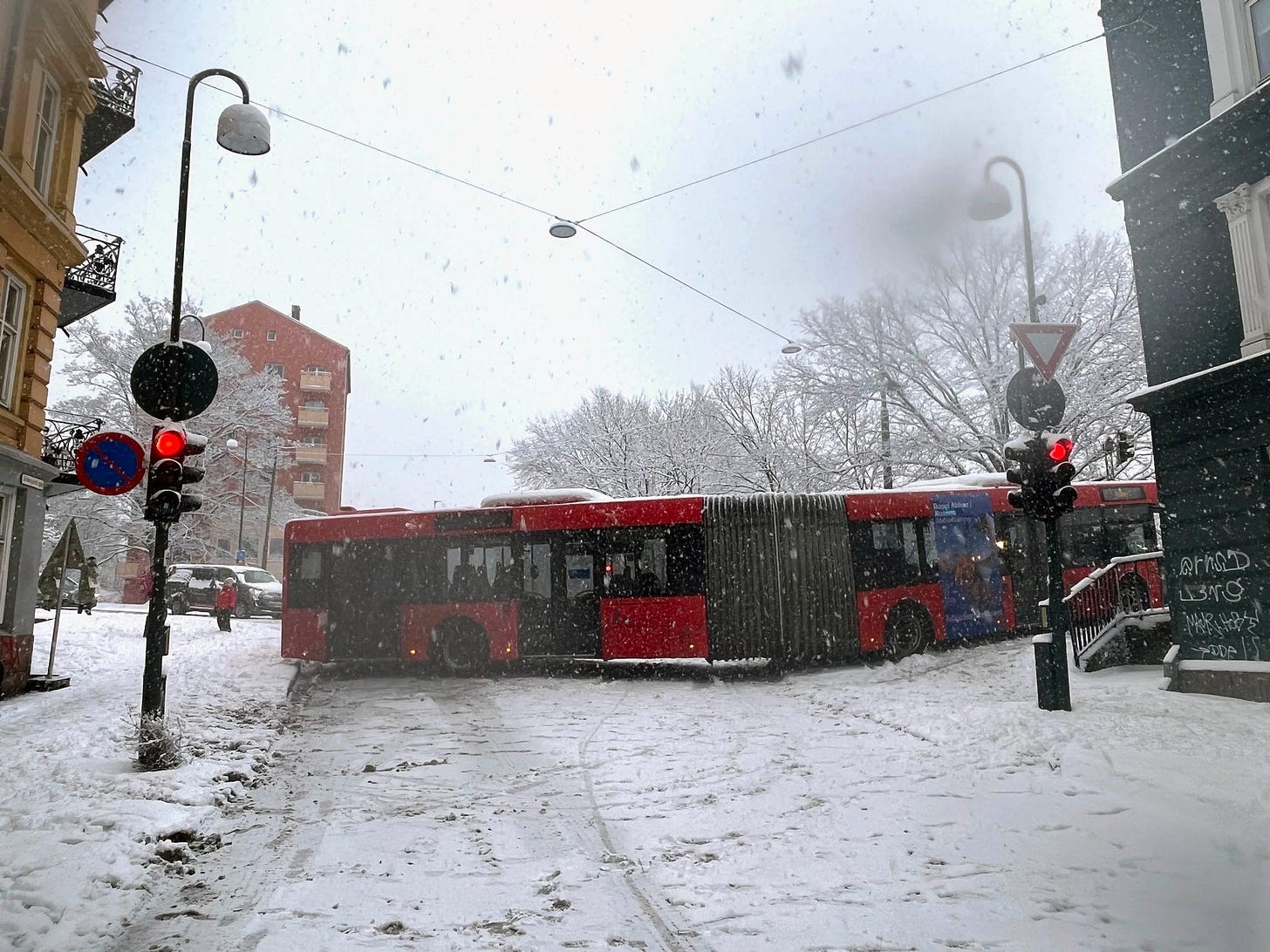 Ruter: Store deler av Oslos busspark sliter med snø av «en viss mengde»