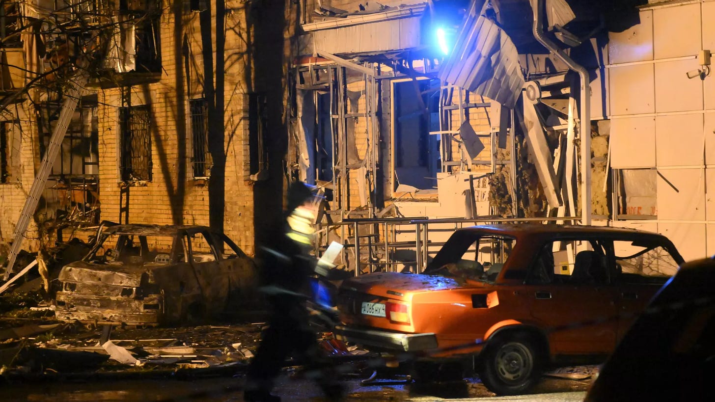 An apartment building damaged after a downed Ukrainian missile fell on it and a fire broke out, in the city of Kursk, Russia - Sputnik International, 1920, 14.08.2024