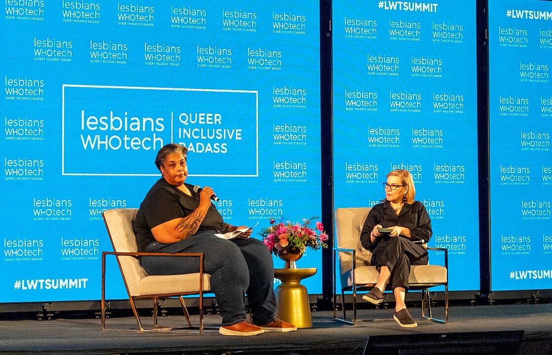 Roxane Gay e Debbie Millman parlano sul palco del Castro Theatre di San Francisco durante il summit Lesbians Who Tech del 2022. Roxane Gay e Debbie Millman parlano sul palco del Castro Theatre di San Francisco durante il summit Lesbians Who Tech del 2022.