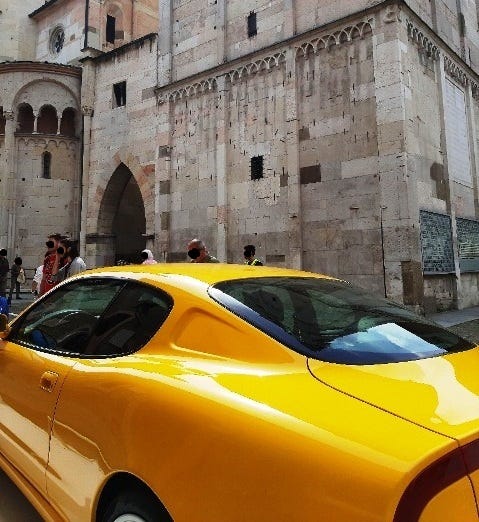 davanti al Duomo di Modena un giorno del motorvalley