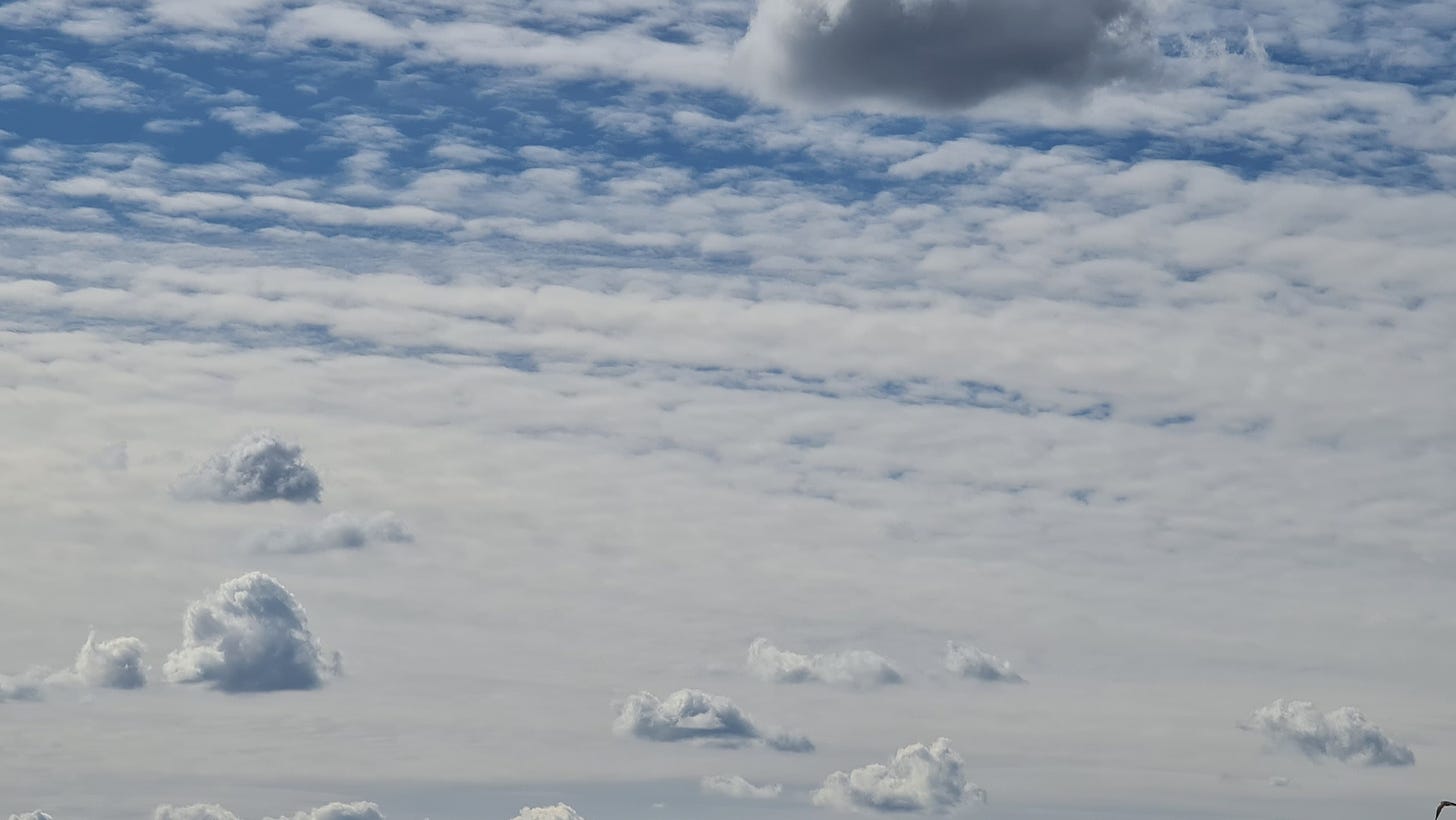 Cielo azzurro con tante piccole nuvole bianche