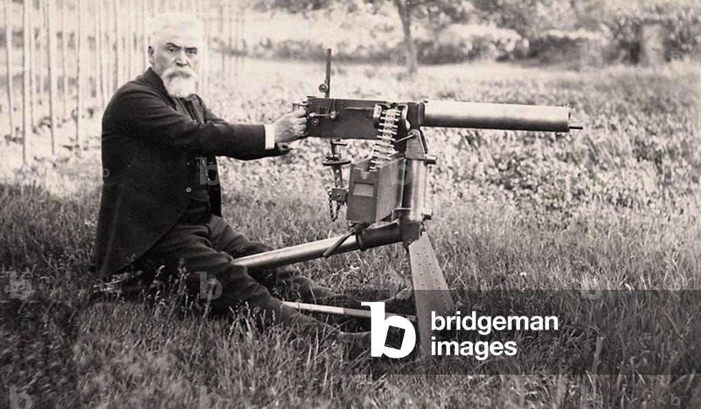 Hiram Maxim with his invention, the Maxim machine gun (photo)