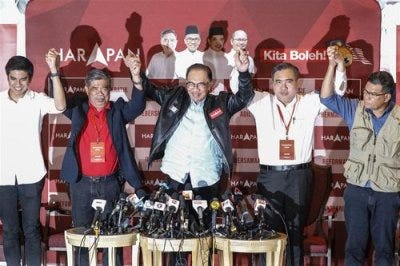Anwar Ibrahim sworn in as Malaysia's 10th prime minister - UPI.com
