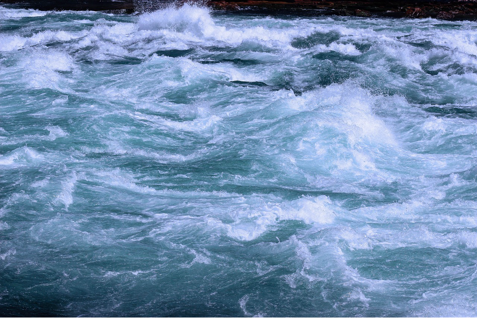 Turbulent water with waves and currents