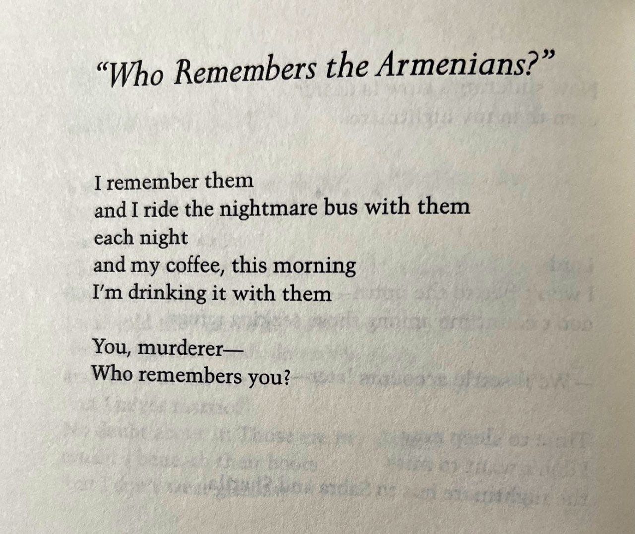 Imagem do poema "Quem se lembra dos armênios?" Eu me lembro deles/e eu pego o ônibus do pesadelo com eles todas as noites / e meu café, nesta manhã/ eu estou bebendo com eles / Você, assassino/ quem se lembra de você?
