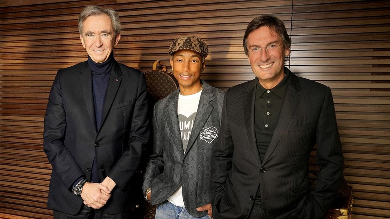 L'artiste américain Pharrell Williams - ci-dessus aux côtés de Bernard Arnault, PDG du groupe LVMH, et de Pietro Beccari, PDG de Louis Vuitton - a été nommé mardi soir directeur artistique des collections masculines de Louis Vuitton, la plus grande des maisons de luxe.