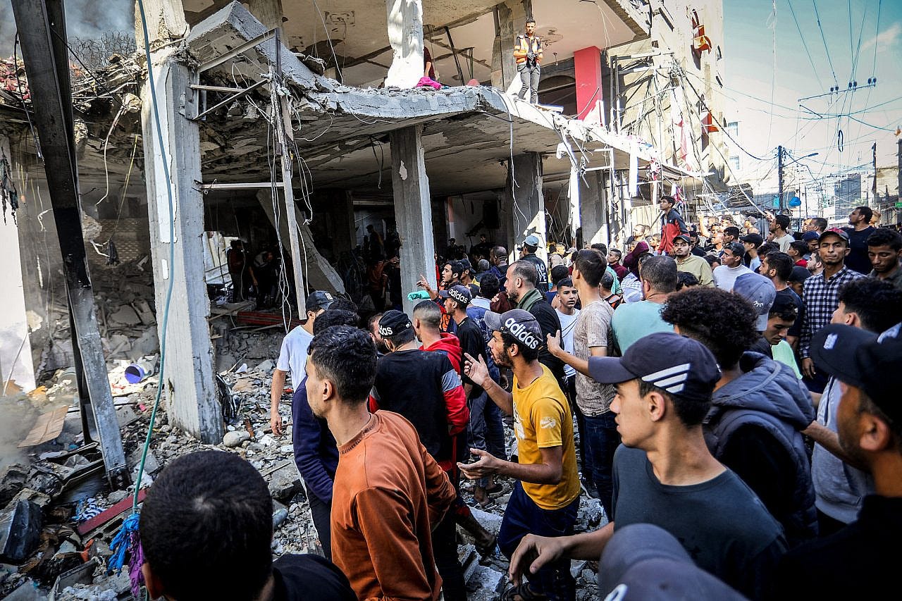 Palestinians search for the wounded after an Israeli airstrike on a house in the Shaboura refugee camp in the city of Rafah, southern Gaza Strip, November 17, 2023. (Abed Rahim Khatib/Flash90)