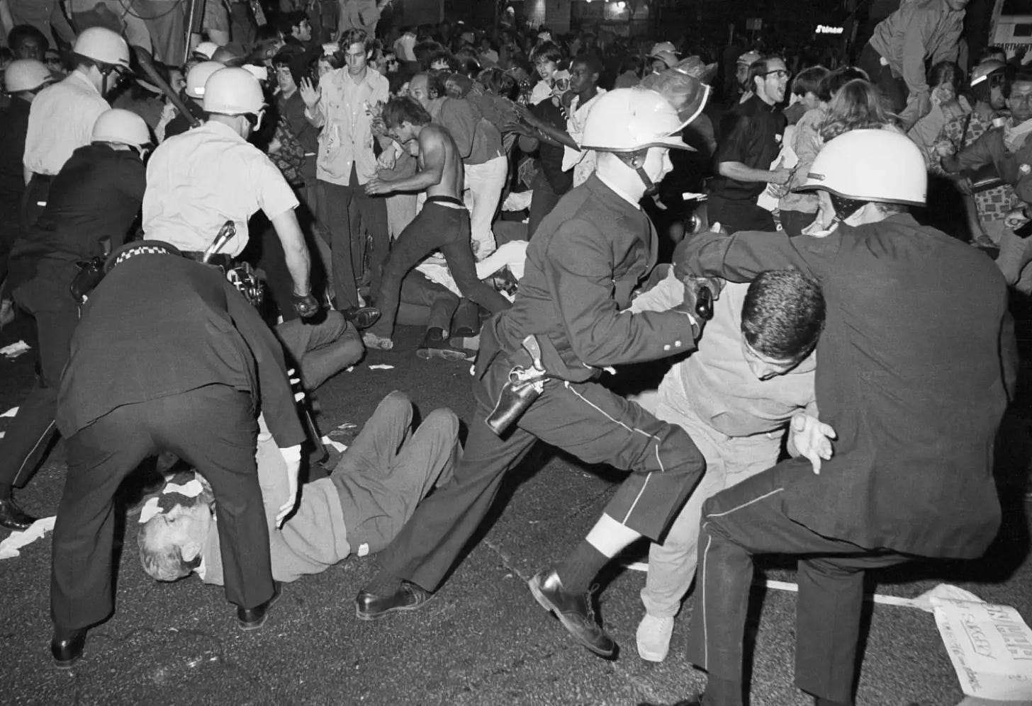 Police and protesters in Chicago in 1968