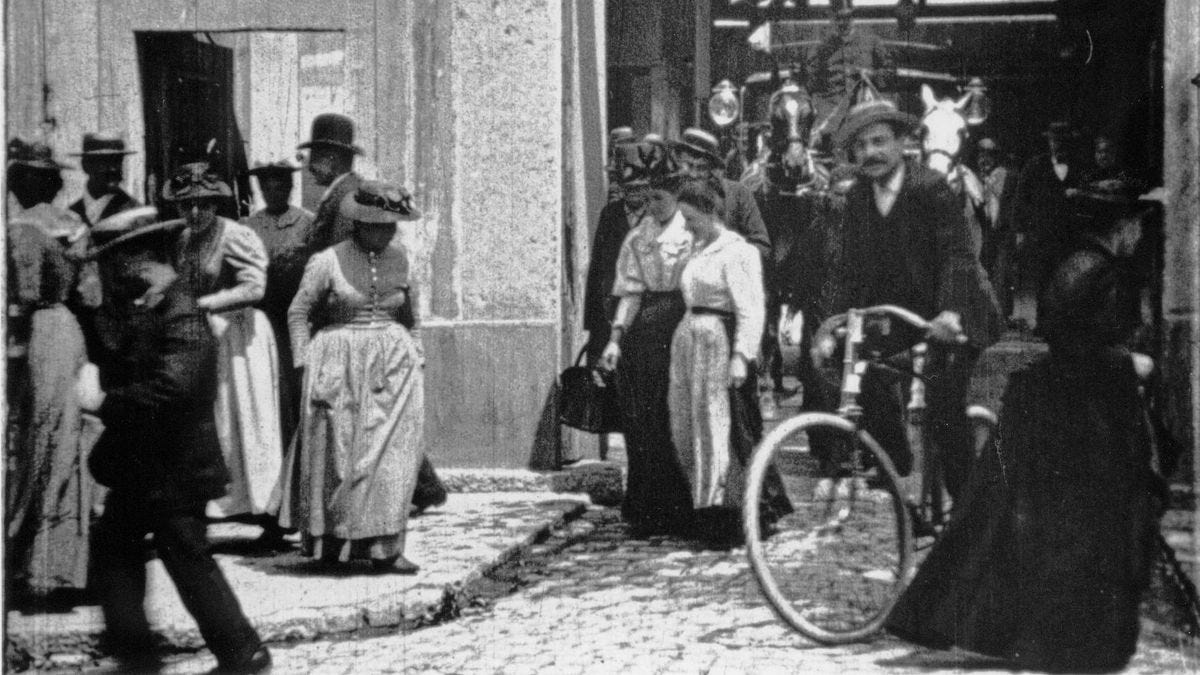 Workers Leaving the Lumière Factory (1895) directed by Louis Lumière •  Reviews, film + cast • Letterboxd