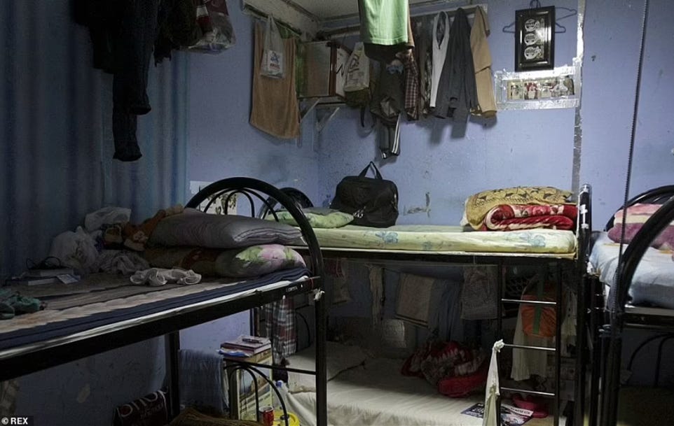 Fotos dos dormitórios reservados a trabalhadores em Sonapur, Dubai. Beliches se acumulam em duas paredes, há roupas penduradas e objetos pessoais dispersos pelo ambiente.