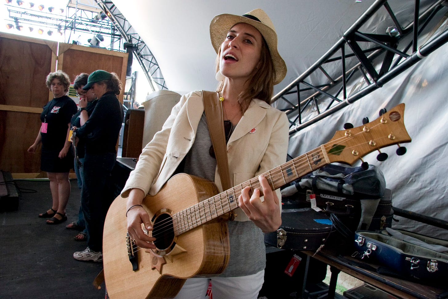Leslie Feist plays Voyageur at the Vancouver Folk Music Festival in 2006