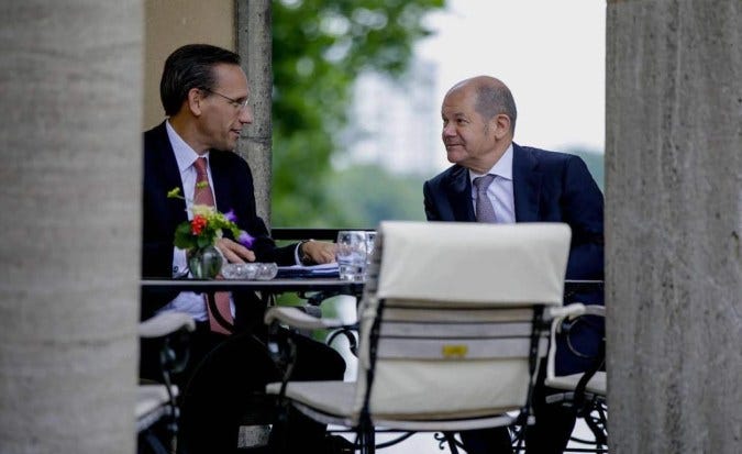 During his time as Federal Minister of Finance, Olaf Scholz (right) and his State Secretary Jörg Kukies had their cell phone communication protected with security software from Virtual Solution. Behind the company is an investor with interesting connections