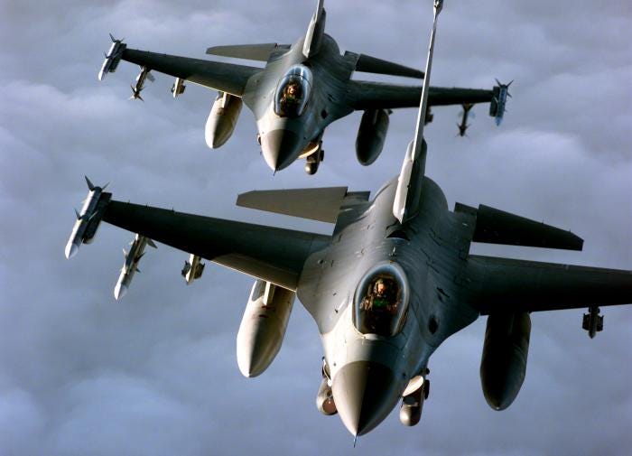 Putyin figyelmeztette Romániát és Lengyelországot, amelyek ukrán F-16-osokat helyeznek el a repülőtereiken