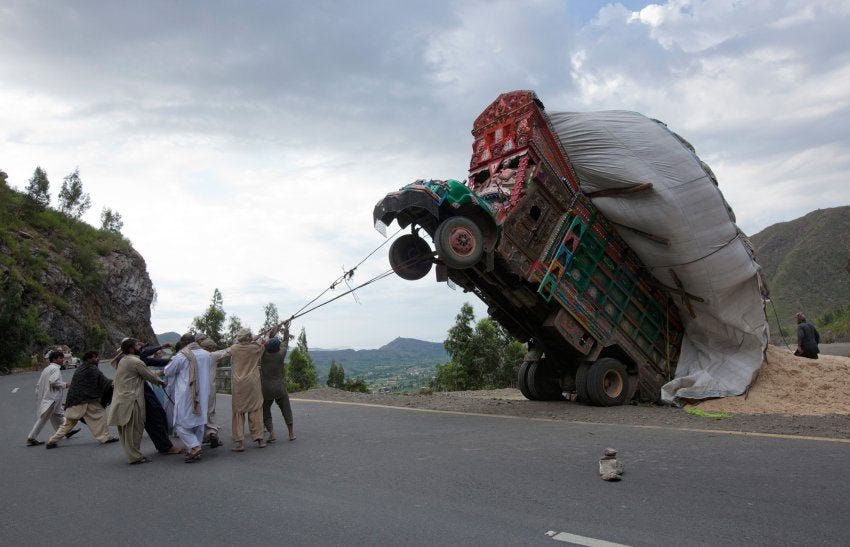 Próba opanowania narowistej ciężarówki w Pakistanie