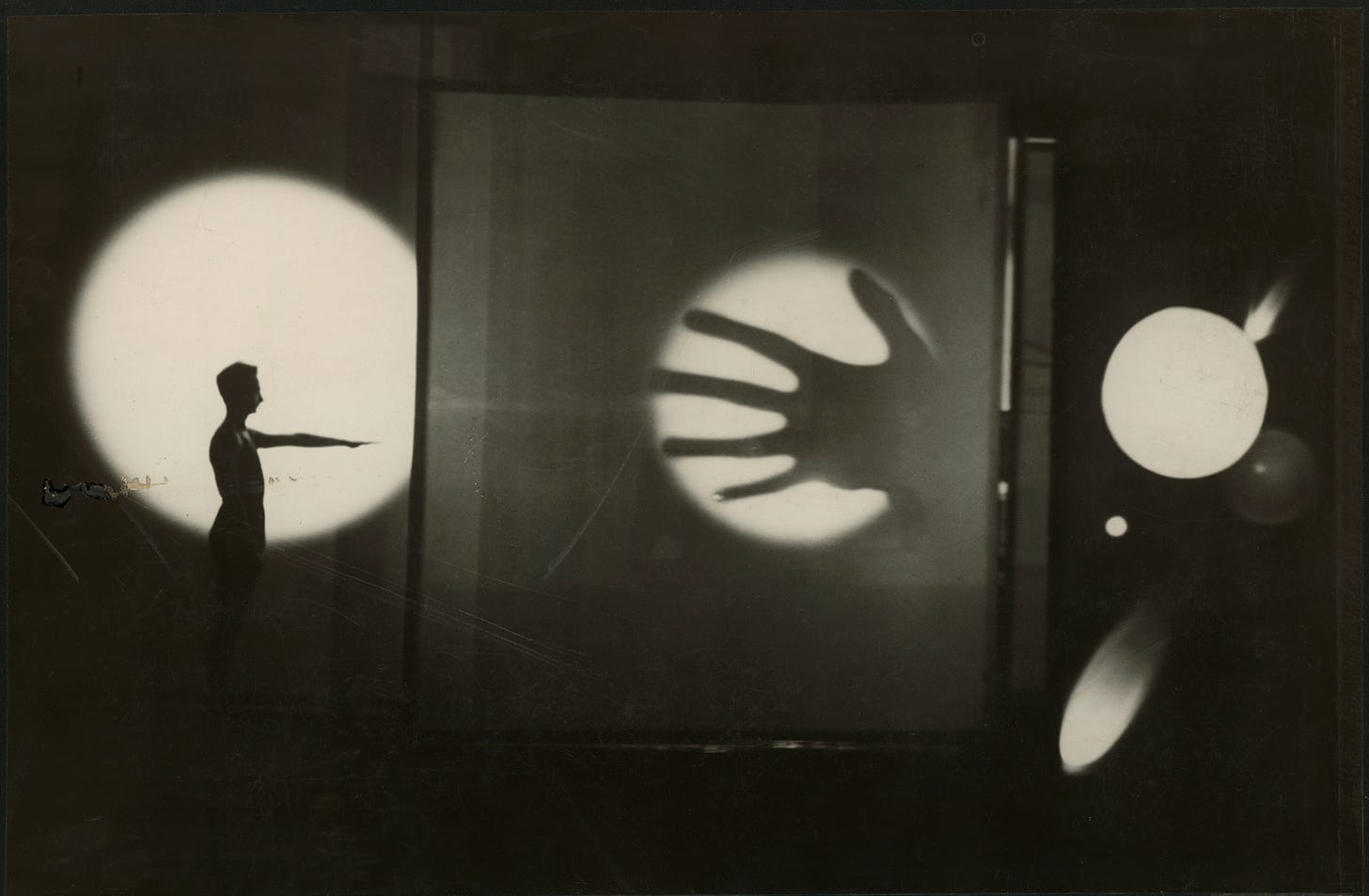 fotografia experimental de László Moholy-Nagy, em tons de sépia. 