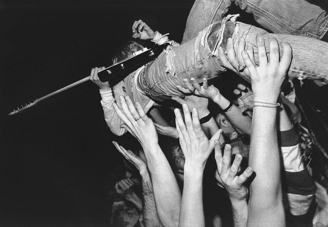 Kurt Cobain Crowd Surf [2000x1385] : r/wallpapers