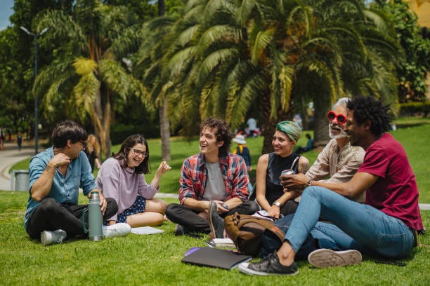 relajarse en el parque después de la clase - tomando mate fotografías e imágenes de stock