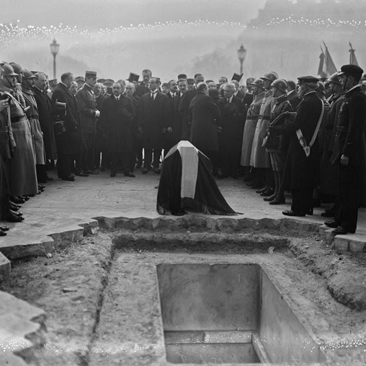 Cérémonie du tombeau du soldat inconnu de France, 28 janvier 1921, sous l'Arc de Triomphe de l'Etoile, Paris